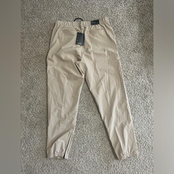 NWT Saks Fifth Avenue Beige Tan Stretch Tech Pant Jogger Quick Dry Sz L Business - Picture 9 of 9